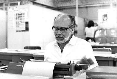 Alexandre Eulalio na redação do jornal Folha de São Paulo. São Paulo, 20 nov.1982 / Fernando Santos.